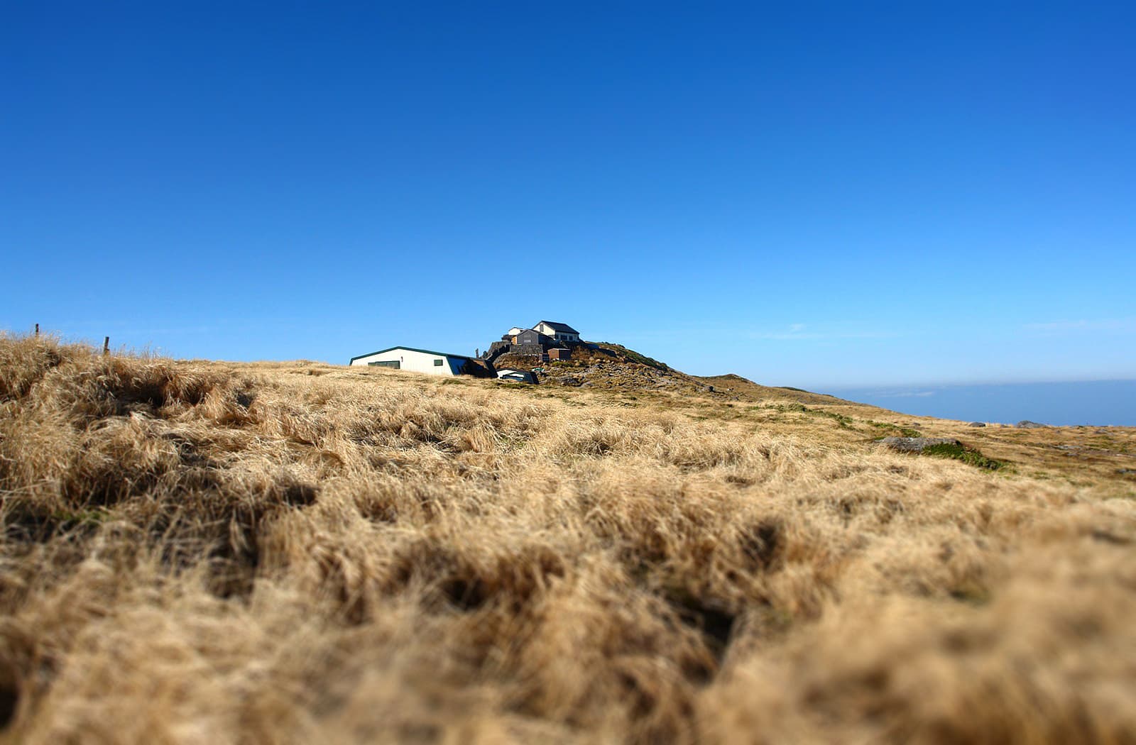 File:Gassan Mountain hut 2006.jpg